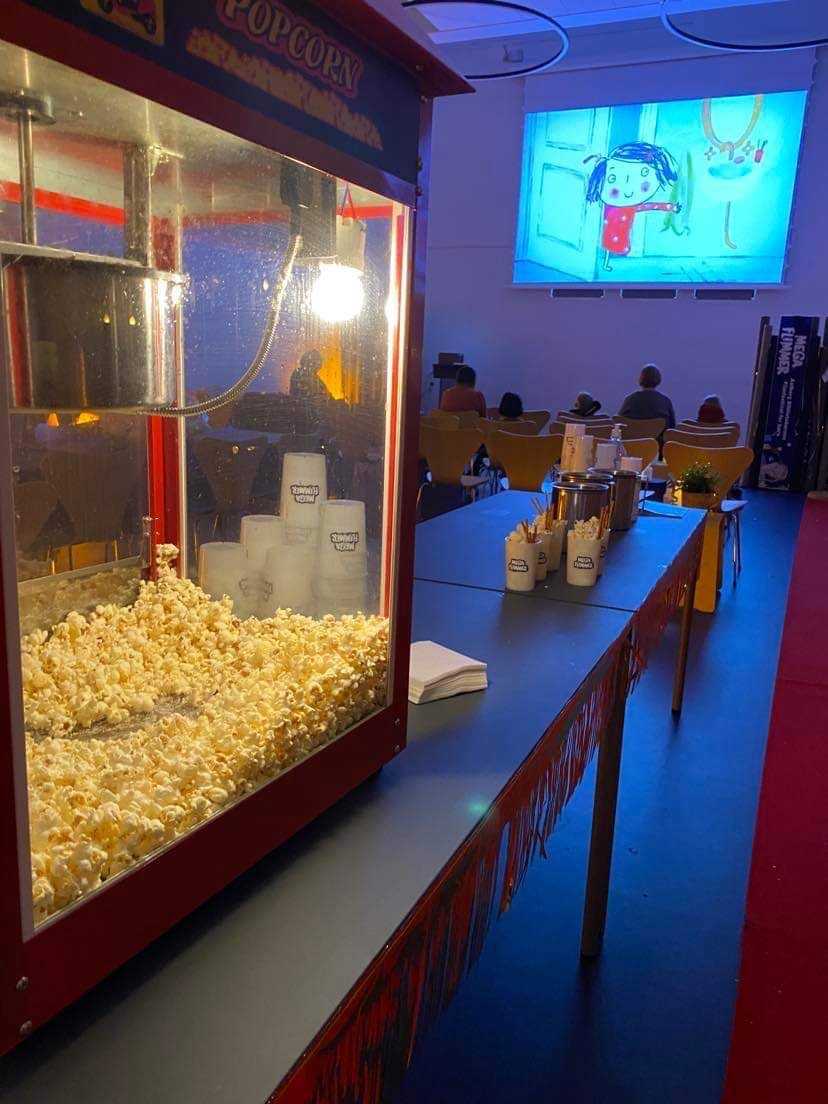 Filmfremvisning for børn med popcorn på biblioteket