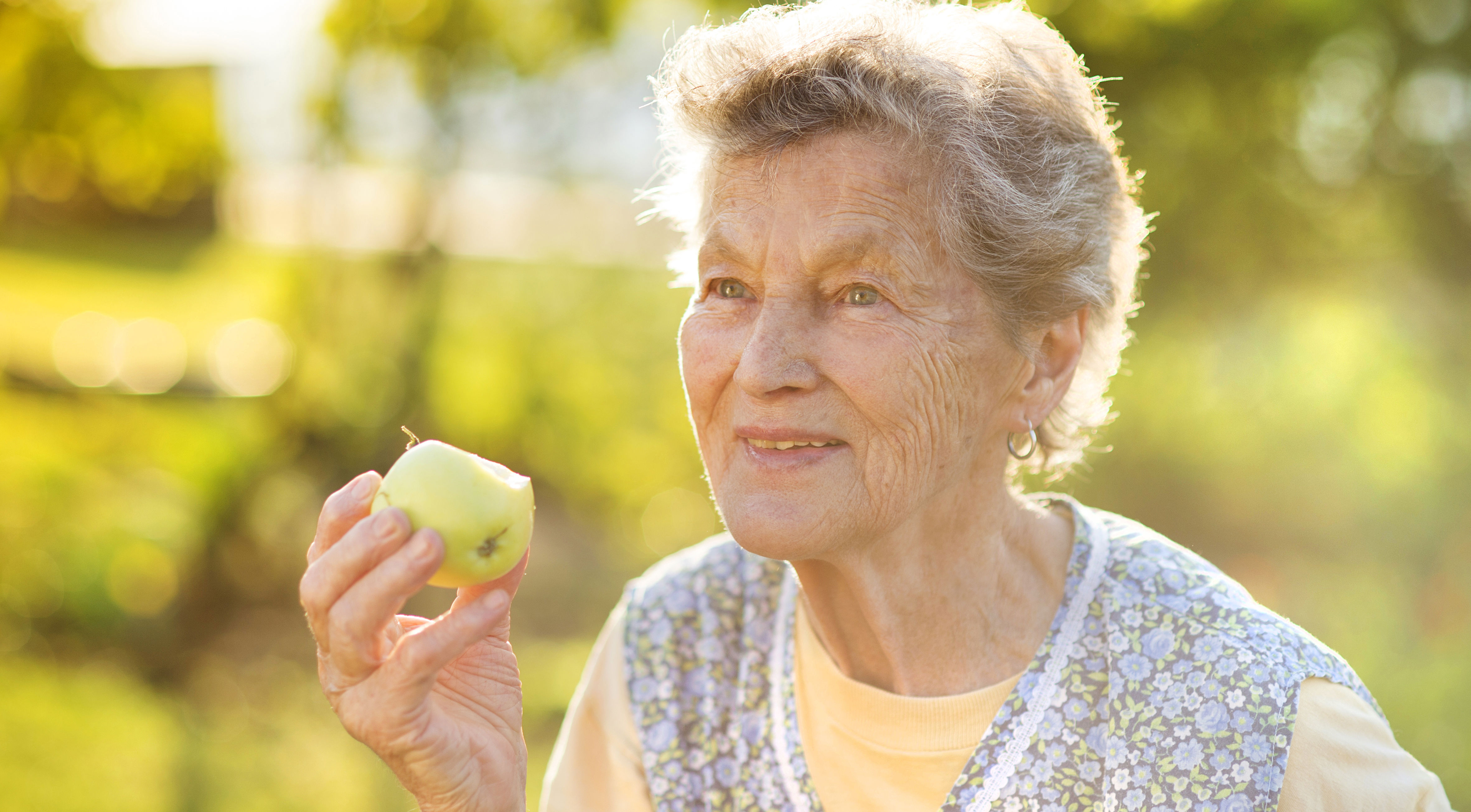 Ældre kvinde med æble